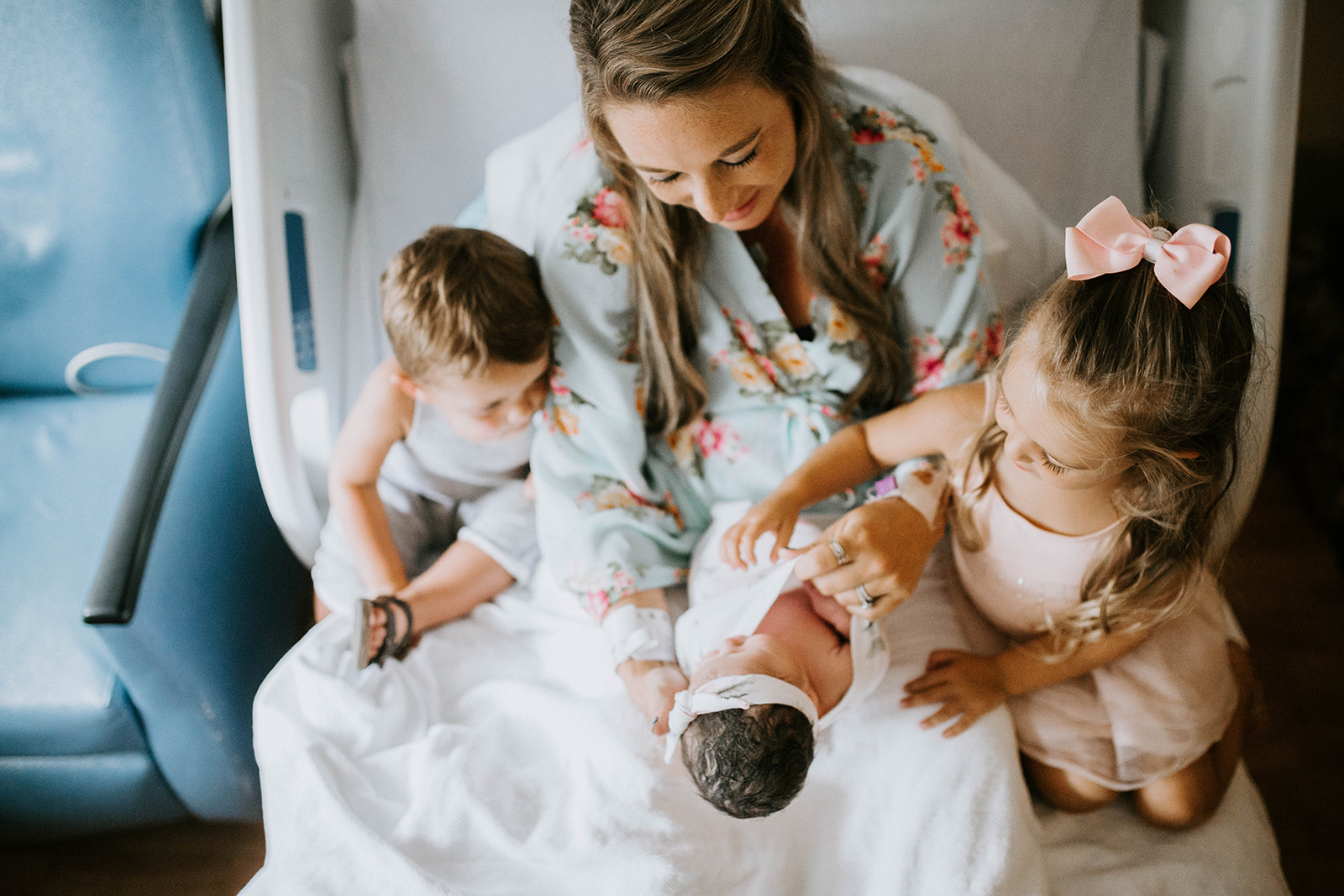 older siblings meeting their newborn baby sister fresh48 session